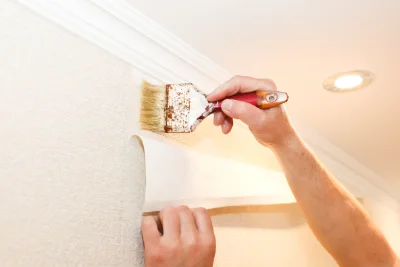 Pose de papier peint à Empury — revêtements muraux et toiles de verre